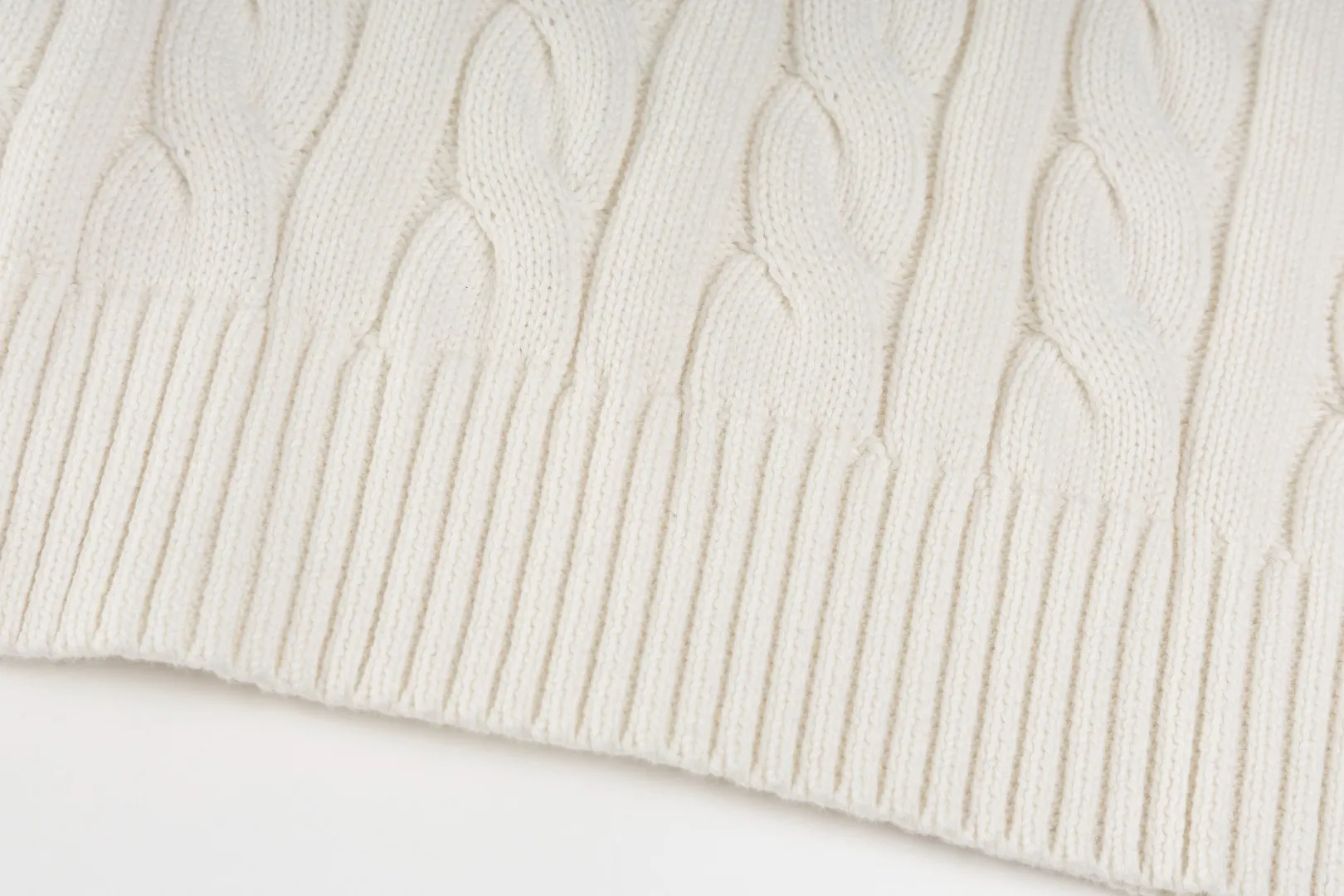 P220 #R91 RALPH LAUREN Ralph Lauren fourteen colors classic small label embroidery round neck pullover cable cardigan sweater men's top, high-density LOGO embroidery on the chest, original customization of tag accessories. Made of pure cotton yarn, pure cotton is skin-friendly and comfortable, small label war horse embroidered twist button round neck sweater 🐎 high quality, follow the blogger to learn how to wear it! Let’s buy a Ralph Lauren cable sweater. It’s a super hard-to-find series after it became popular. It’s hard to find one on the official website. It’s simple and practical to wear, with a lazy and loose feel. The thickened fabric has more texture, feels soft and delicate, and has a loose fit. Whether worn alone or layered, you can wear different styles of fashion with just one piece!   Size：XS S M L Sleeve length: 59/60/61/62/63